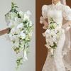 Элегантный белый каскадный букет: Искусственные цветы фаленопсис и каллы для свадебной фотографии