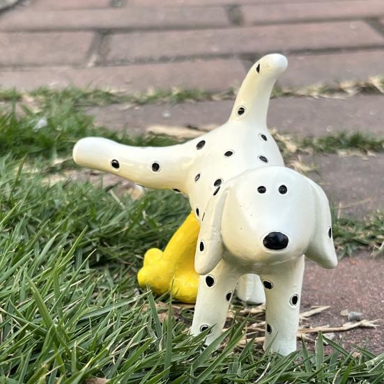 Украшение в виде писающей пятнистой собаки из смолы, фигурка щенка далматина, мультяшная писающая статуя далматина для украшения стола в саду и в помещении