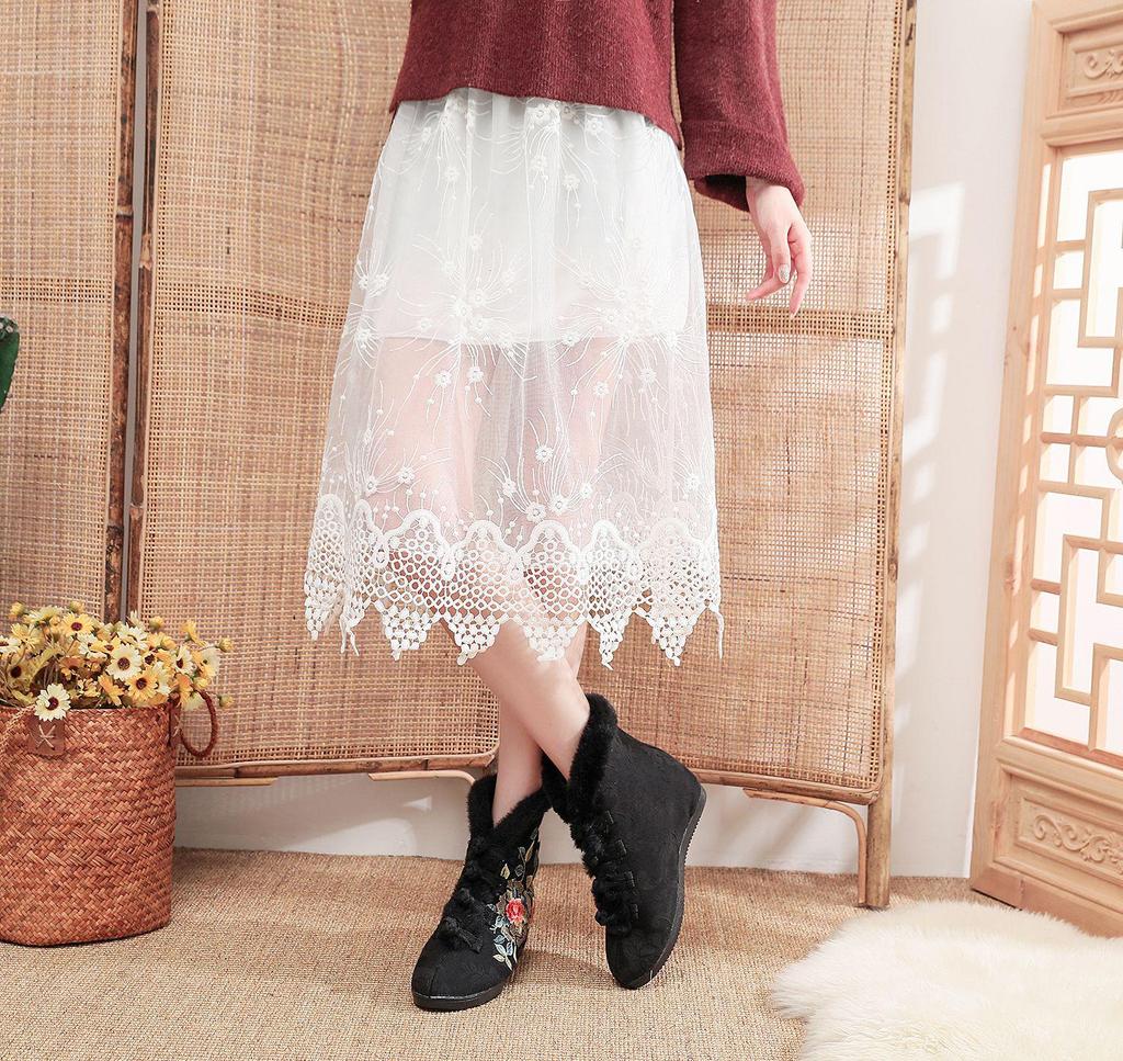 Зимние стеганые хлопковые ботинки на высоком каблуке с флисовой подкладкой, застежкой-лягушкой и цветочной вышивкой золотой нитью