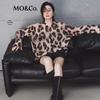 МО&Ко. Женский свитер с круглым вырезом и леопардовым принтом