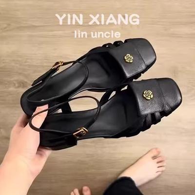 Атласная сумка голова половина тапочки женщины 2025 новые атласные туфли хлеб тапочки верхняя одежда цветовая гамма ленивые повседневные сандалии свет