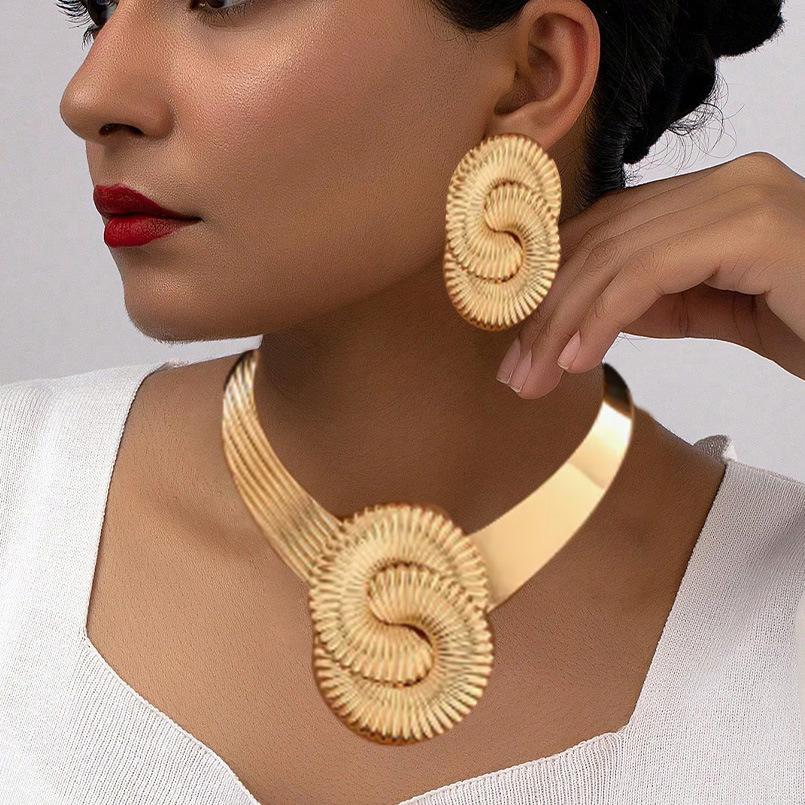 Vintage Geometric Twisted Thread 8 Digital Flower Collar Personality Exaggerated Corrugated Women's Necklace