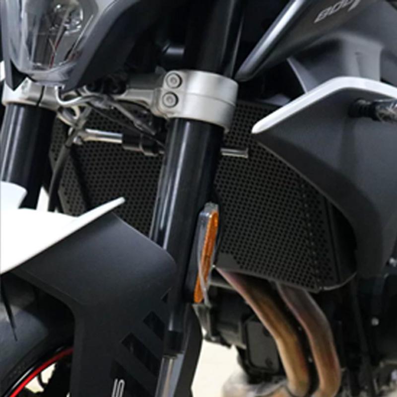 Защитная сетка радиатора двигателя мотоцикла CFMOTO 800NK от насекомых.