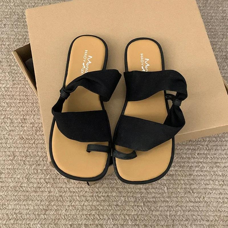 Мода 2024 Лето Новые Женские Шлепанцы Модные Сланцы с Перемычкой на Пальце Мягкий Плоский Каблук Уличные Пляжные Каникулы Женские Слайды