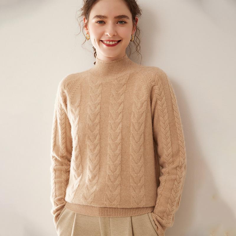 Женский кашемировый свитер однотонного цвета с узором «косы», полувысоким воротником, свободного кроя