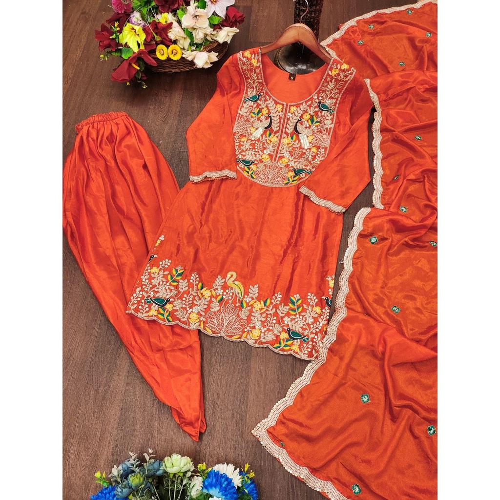 Представляем новый дизайнерский вышитый костюм дхоти с вышивкой в виде последовательности кодирования.