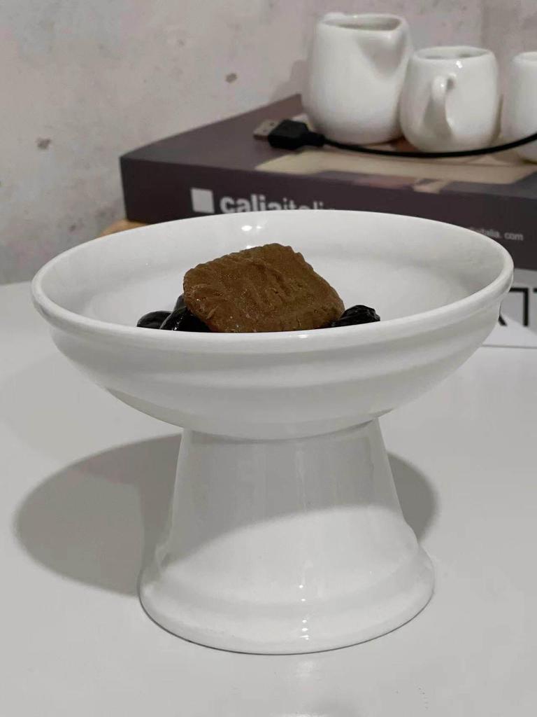 Белая керамическая многоуровневая тарелка для выпечки и суши на высоких ножках
