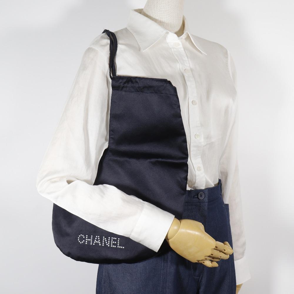 Chanel Жемчужный логотип Сумка через плечо A17840 кошелек черный Сатин Женский Б/У