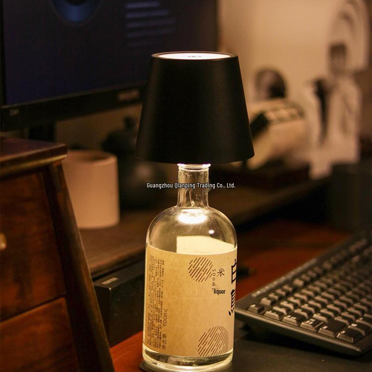 Ночник-пробка, атмосферный светильник из пустой бутылки для декора винного кафе.