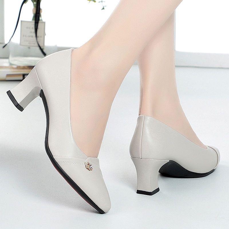 Черные кожаные туфли с острым носком, металлические украшения, неглубокий носок, женские туфли на среднем каблуке, туфли на высоком каблуке для работы в городе, модные однотонные простые повседневные туфли