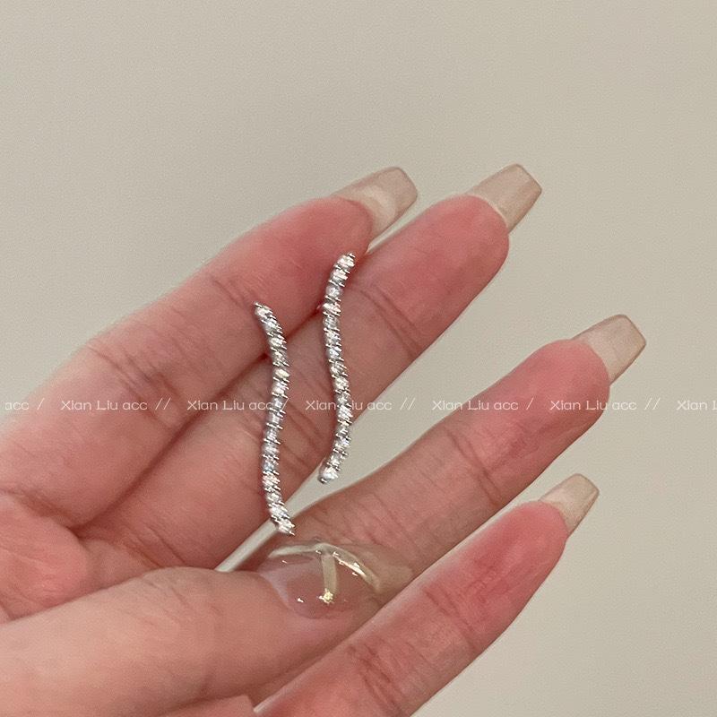 Серьги-гвоздики серебряные женские новые популярные серьги-гвоздики с темпераментом женские легкая роскошь высококлассное ощущение нишевые уникальные серьги женские