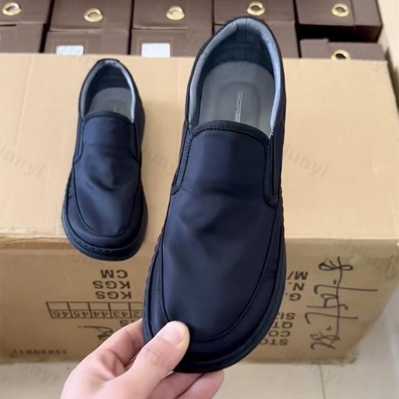 Модные осенние мужские кроссовки 2025 Новые легкие из ткани «ледяной шелк» и лайкры Удобная уличная повседневная обувь Нескользящие модные кроссовки для бега