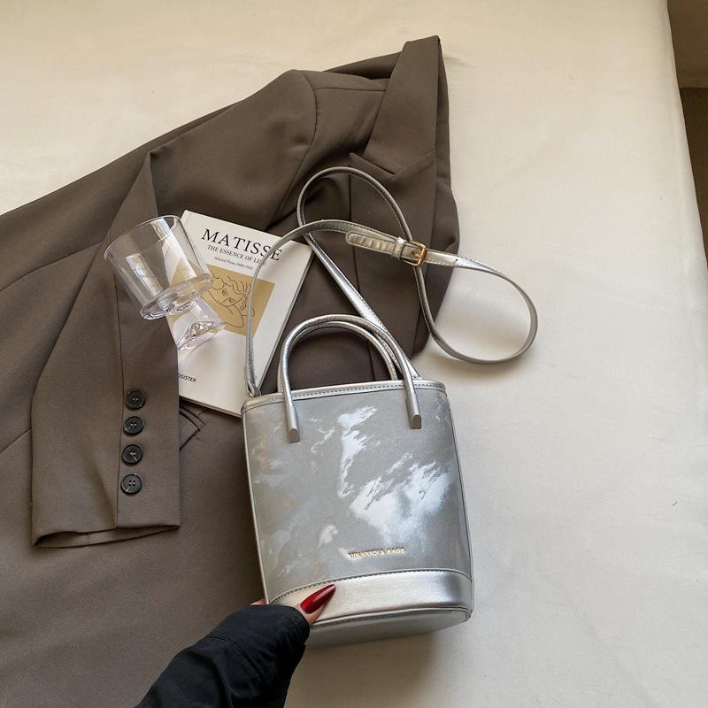 Популярная в этом году сумка-ведро женская 2025 новая модная в зарубежном стиле сумка-мессенджер для выхода в свет портативная маленькая сумка