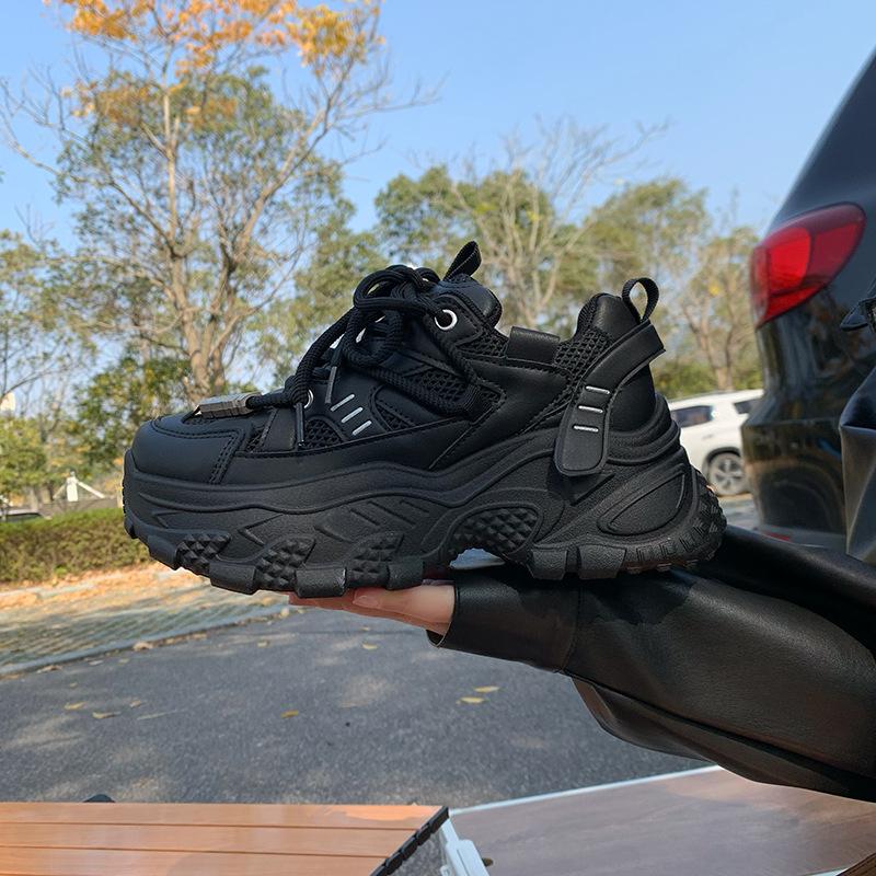 Модные женские туфли для папы на толстой подошве 2025 года, новые повседневные кроссовки для мужчин небольшого роста и тонкости из сетчатой ткани с дышащими вставками