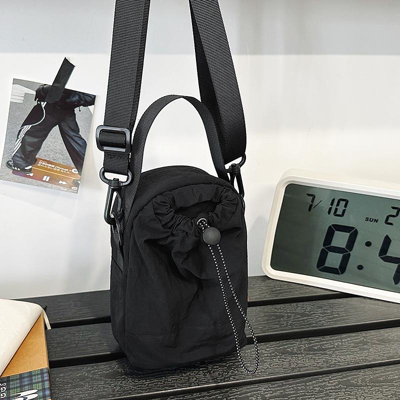 Small satchel women's niche design 2025 spring casual foreign style fashion messenger bag boys casual shoulder bag women