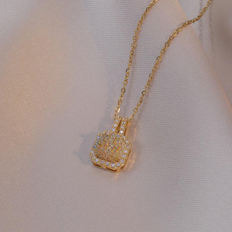 Женское ожерелье из титановой стали: Сладкий и крутой стиль с квадратной цирконовой подвеской, геометрический дизайн, легкая роскошь и новый стиль. КЛЕ