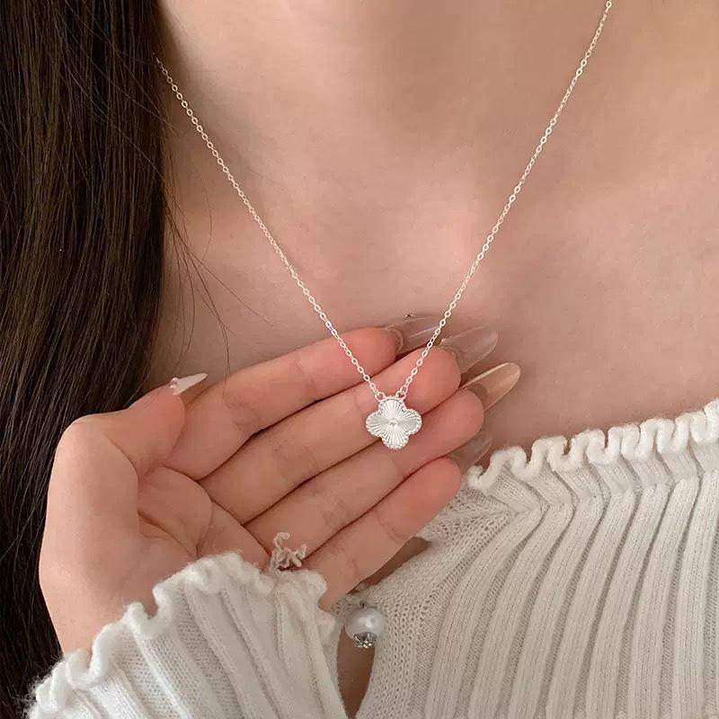 Серебряное ожерелье S925 с вырезанным лазером четырехлистным клевером для женщин - Элегантная цепочка на ключицу, Роскошное ощущение, Идеальный подарок на Циси