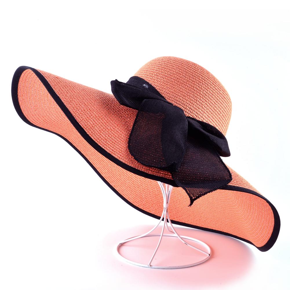 Соломенная шляпка для пляжного сезона