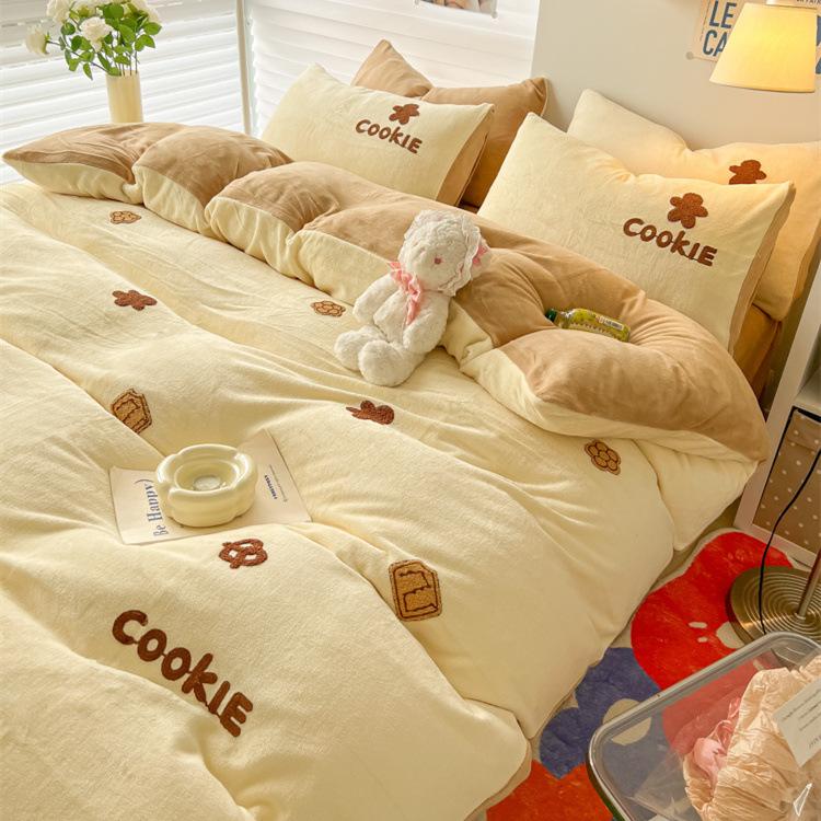 Небольшой свежий зимний утолщенный молочный бархатный комплект из четырех предметов Коралловый бархат с вышивкой, теплый двусторонний бархатный пододеяльник, комплект из трех предметов
