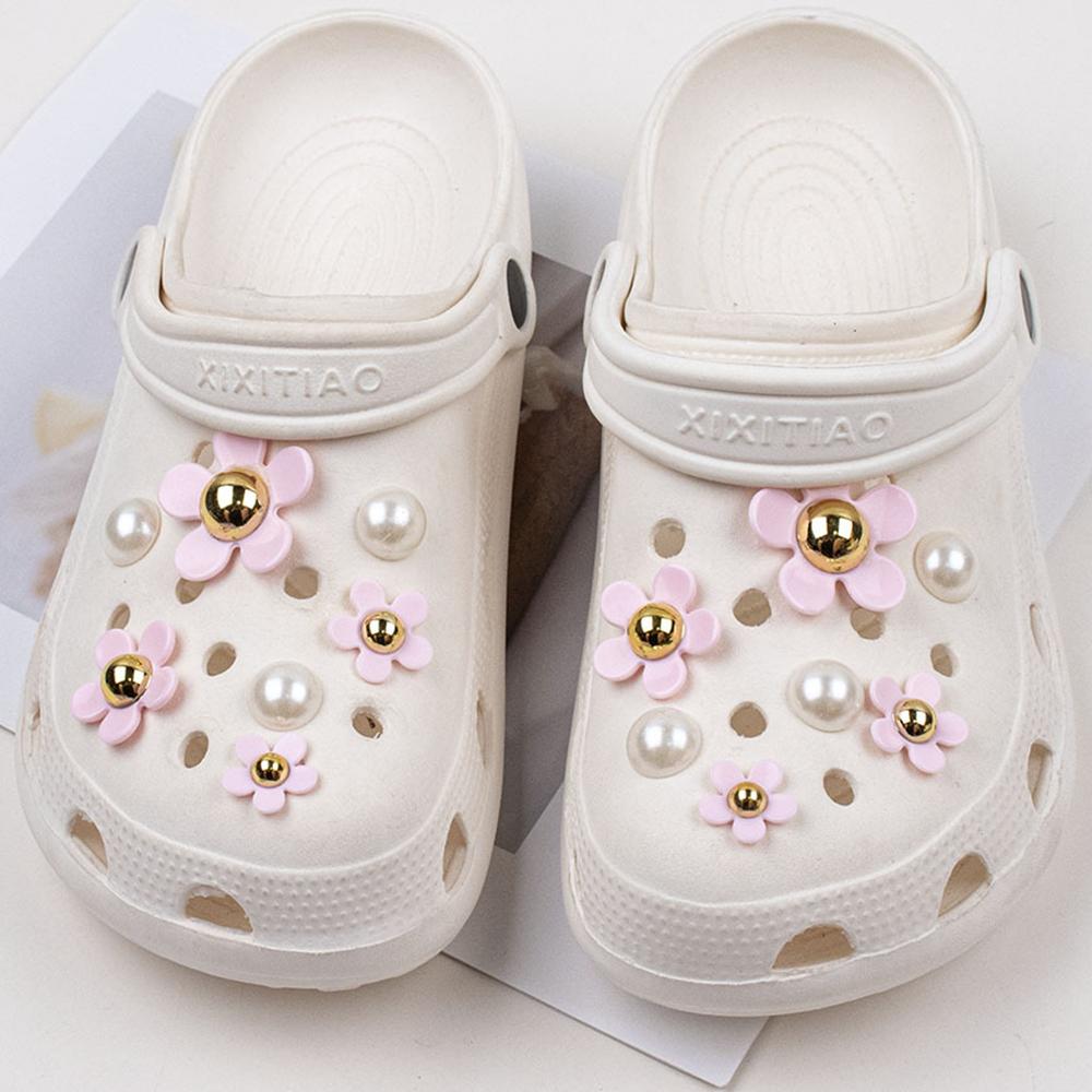 Самая продаваемая обувь с подвесками в виде крокодила, готовые надеть комбинированный костюм с белой маргариткой и подсолнухом, обувь с пряжкой, девичья обувь, аксессуары, новинка