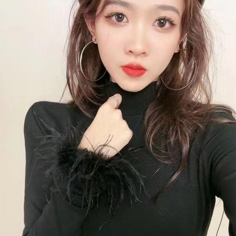 Бархатный приталенный топ с высоким воротником, пэчворком и пушистыми манжетами с длинным рукавом, белый - Модная коллекция 2024