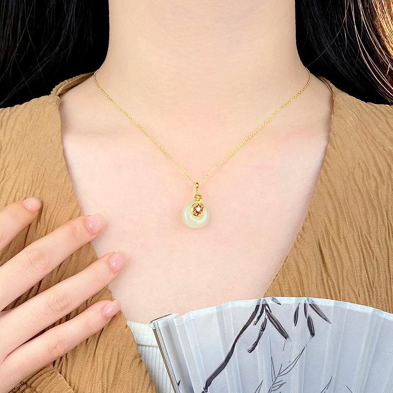 Новое китайское ожерелье с застежкой из нефрита Хотан для женщин с роскошью, высоким классом и элегантным темпераментом