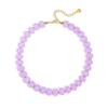 Регулируемое ожерелье на ключицу с крупными округлыми смоляными бусинами, застежкой-карабином, удлинительной цепочкой и золотистыми разделителями