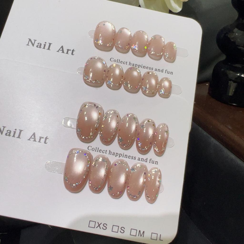 Ослепительное кольцо «Звезда»: Нежно-розовые ногти-накладки «кошачий глаз» с блестками-звездочками и девичьим сердечком