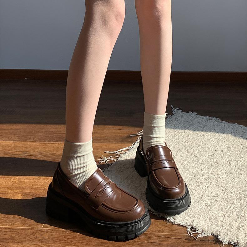 Коричневые туфли на платформе в ретро-британском стиле, женские, новинка осени 2025 года, французские универсальные туфли-лоферы с юбкой, одинарные туфли