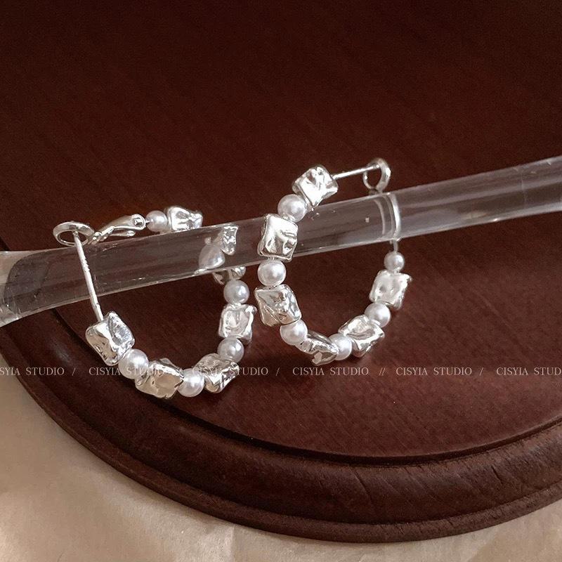 Серебряные серьги-кольца и жемчуг для женщин — шикарный, универсальный дизайн в виде большого круга