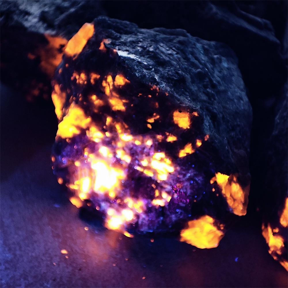 Натуральный камень, яркий огненный камень Yooperlites, светящийся под УФ-полировкой, камень, огненный камень, флуоресцентный содалит, камень для украшения дома