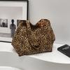 Холщовая сумка-тоут с леопардовым принтом женская сумка большой вместимости 2025 новая портативная сумка для поездок на работу сумка на одно плечо сумка для мамы