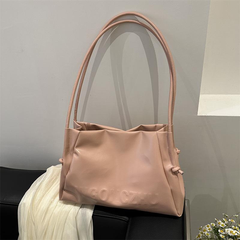 Нишевая простая сумка подмышкой большая женская 2024 новая темпераментная женская сумка через плечо мягкая поверхность сумка-тоут для поездок на работу