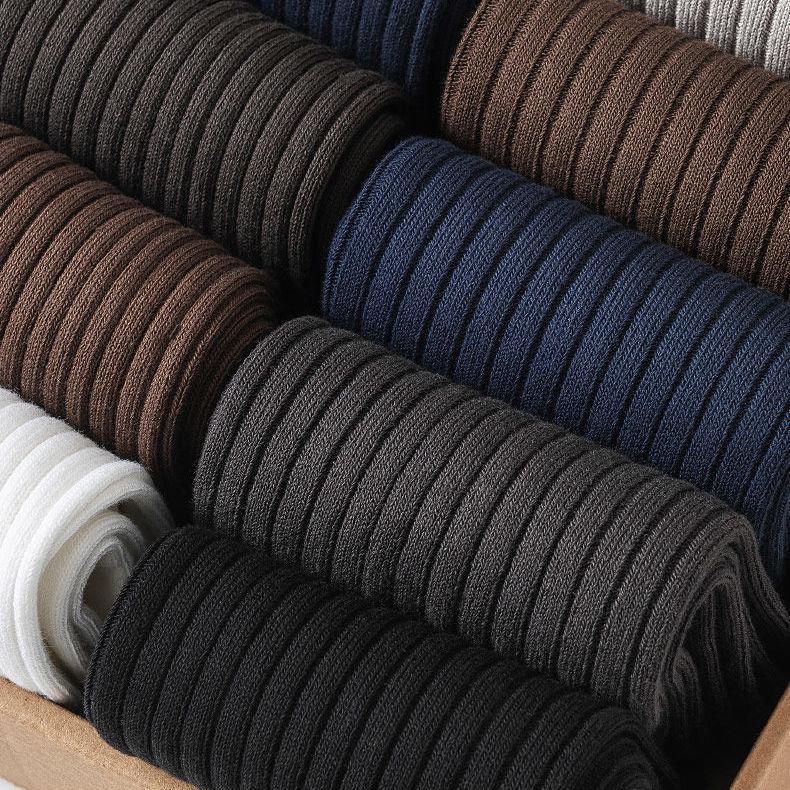 Мужские черные носки средней длины с вертикальными полосками – универсальные, впитывающие пот, дезодорирующие, классический деловой стиль для осени и зимы