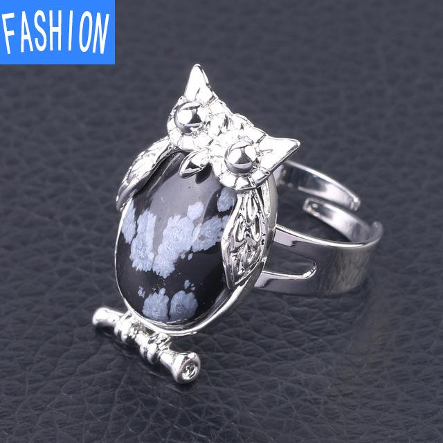 Металлическое регулируемое кольцо с выпуклым натуральным кристаллом в виде совы