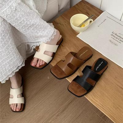 Нишевый дизайн шлепанцы на одно слово выходят и носят высококлассные 2025 лето новые крутые шлепанцы женские отпуск пляжная обувь