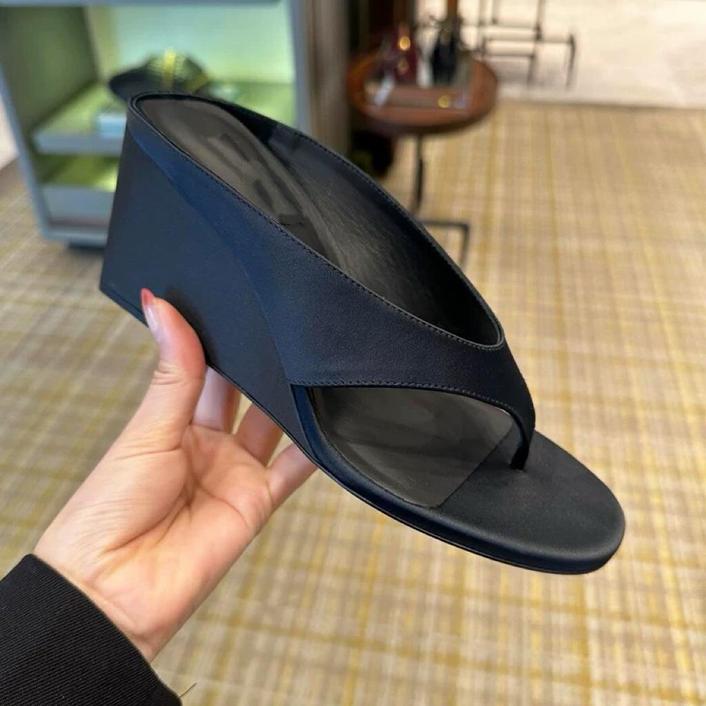 Fashion 2025 Summer New Pointed Women's Thick Bottom Slope Heel Slippers Fashionable and Comfortable Casual Women's Sandals