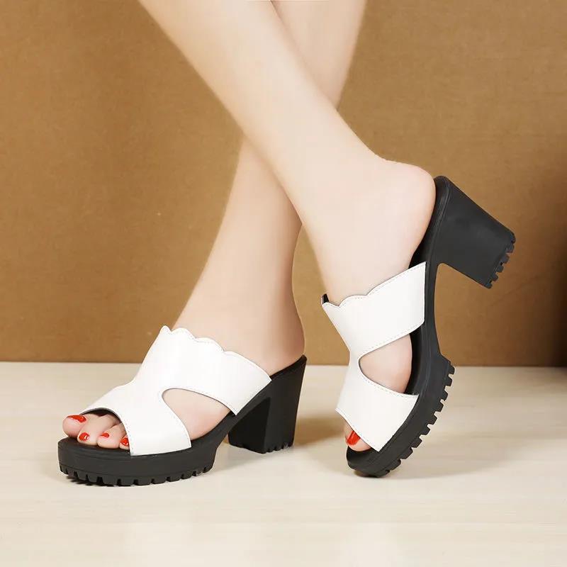 Сандалии и тапочки с мягкой подошвой на высоком каблуке. Женские летняя верхняя одежда из мягкой кожи на толстом каблуке. Нескользящие тапочки большого размера на толстой подошве.