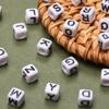 Квадратные 5,5 мм ожерелья, браслеты, акриловые аксессуары для изготовления ювелирных изделий, 100 шт., свободные бусины-разделители, 26 букв, бусины, подвески, белый, черный