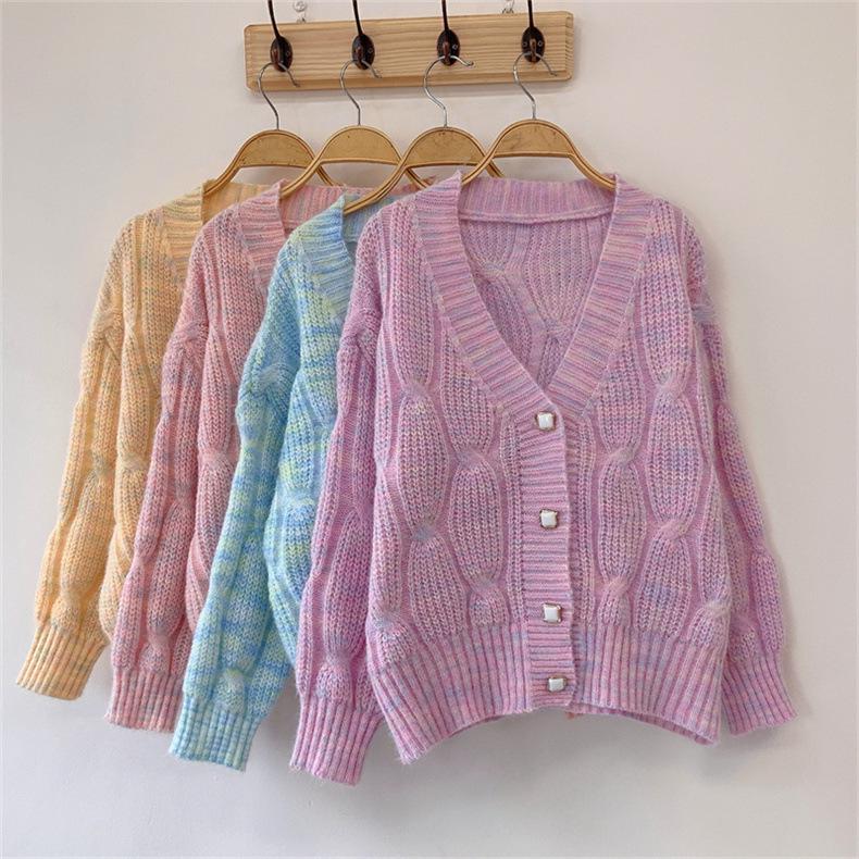 Женский кардиган крупной вязки с V-образным вырезом на осень 2024 года