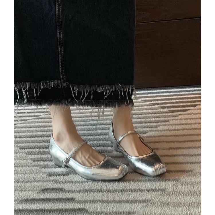 Французские серебристые туфли-лодочки с квадратным носом на плоской подошве, увеличивающие высоту изнутри, женские, с мелким вырезом, ремешок-пряжка-однополоска, средний каблук, Мэри Джейн