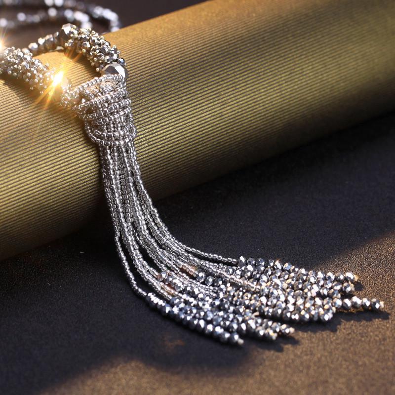 Прекрасное ожерелье с бисером различных расцветок