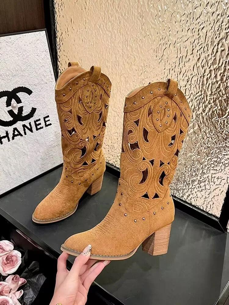 Мода 2024 года, новые женские летние ретро-ботинки с круглым носком и толстым каблуком, веганские замшевые ботинки в стиле вестерн с полым дизайном и заклепками, ковбойские сапоги