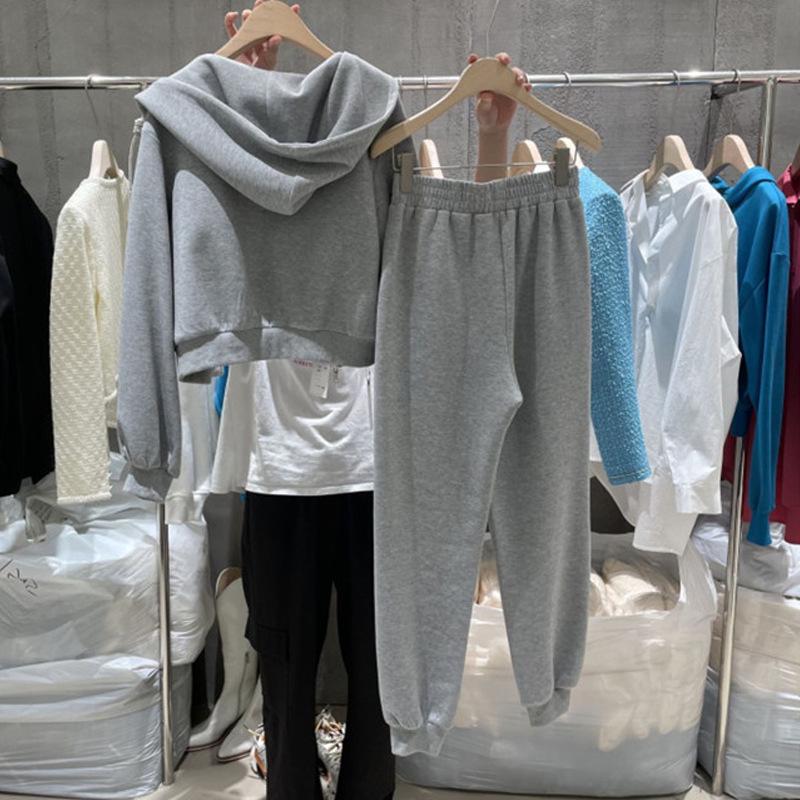 Женский осенний 2023 года повседневный спортивный костюм-тройка в корейском стиле: Куртка с капюшоном с длинными рукавами и стильный жилет.