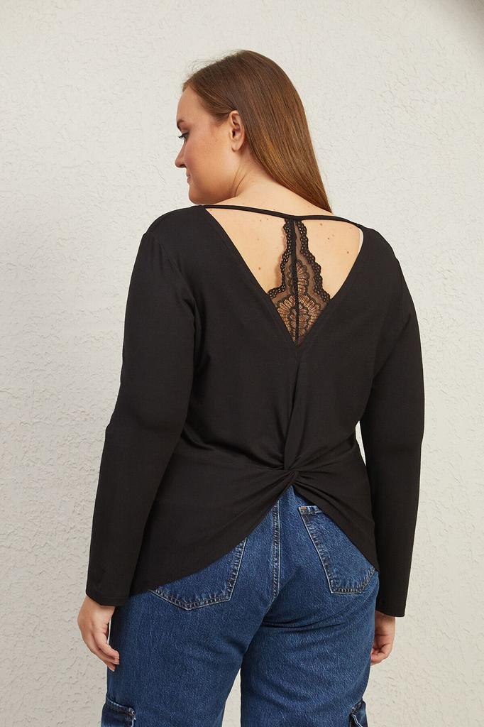 Женская футболка большого размера с кружевной отделкой на спине