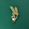 Элегантная брошь в виде золотистой пшеницы с жемчугом: Роскошный медный циркон DIY аксессуар для одежды