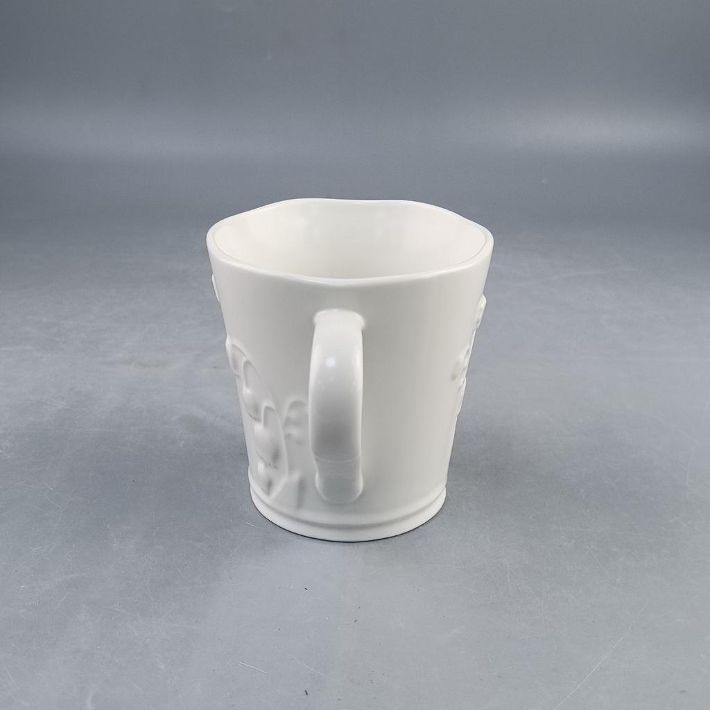 Простая белая чашка для воды с тисненым цветком ландыша, креативная керамическая кружка средней температуры, элегантная офисная кофейная чашка