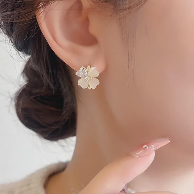 TikTok Viral Cat's Eye Four-Leaf Clover Earrings - Unique Design with Heart Zircon, Exquisite Style Celebrated Online.