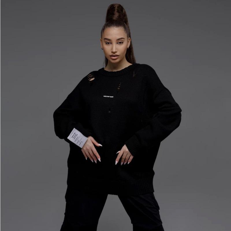 Женский рваный свитер с круглым вырезом