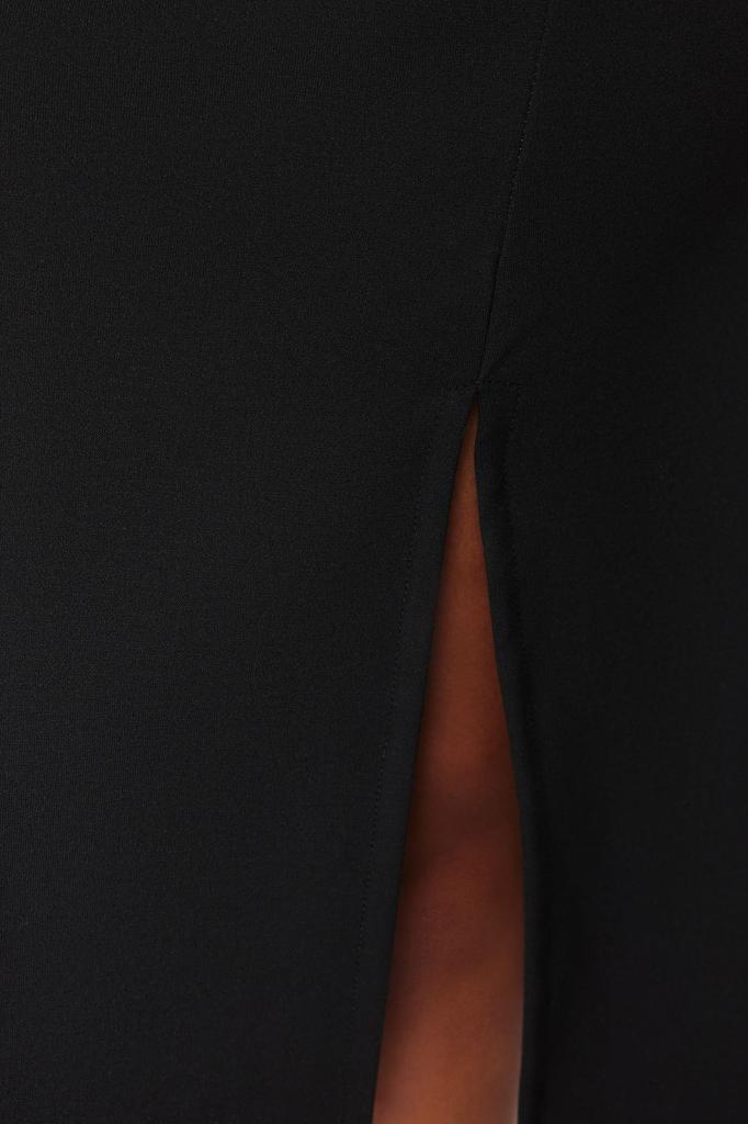 Женское стильное черное трикотажное платье миди больших размеров с разрезом и деталями